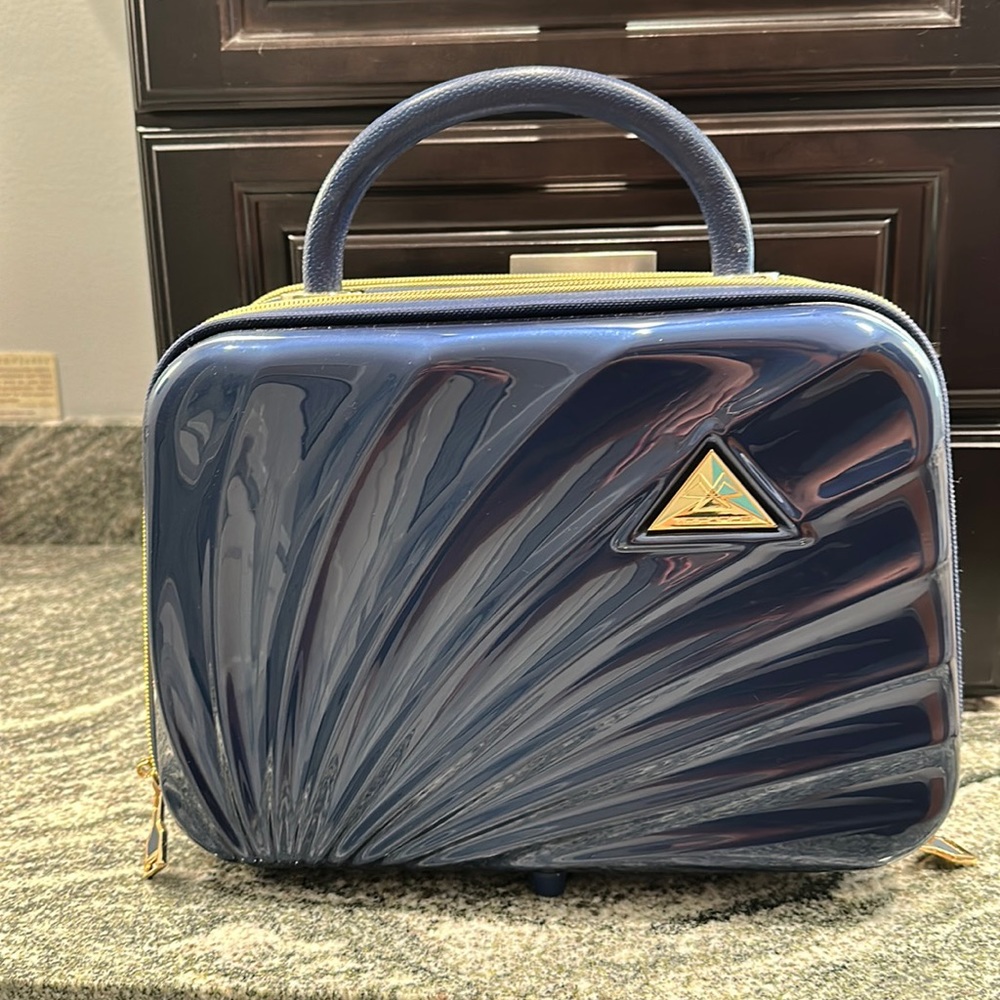 Hard sided cosmetic case